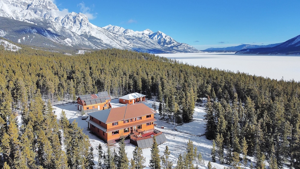 Aurum Lodge — 4-Star Luxury Hotel in Rocky Mountain House, Canada