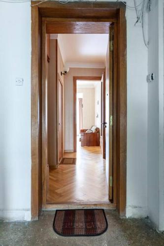 Cozy Apart W AC & free parking in the Town Center
