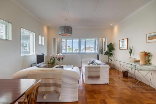 Portswood Mews Chic White Studio Apartment Green Point — 4-Star Luxury Hotel in Cape Town, South Africa