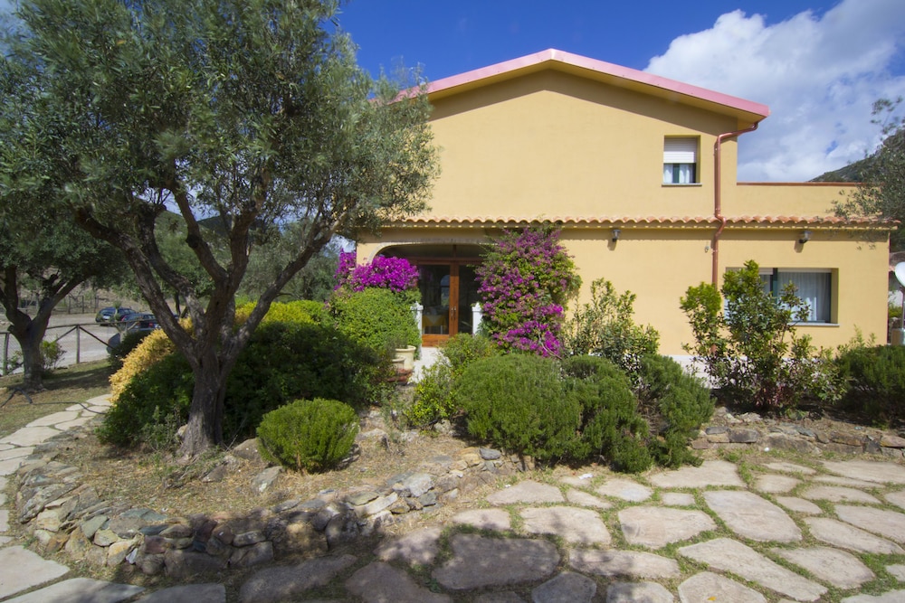 Agriturismo Sa Rocca — 4-Star Luxury Hotel in Iglesias, Italy