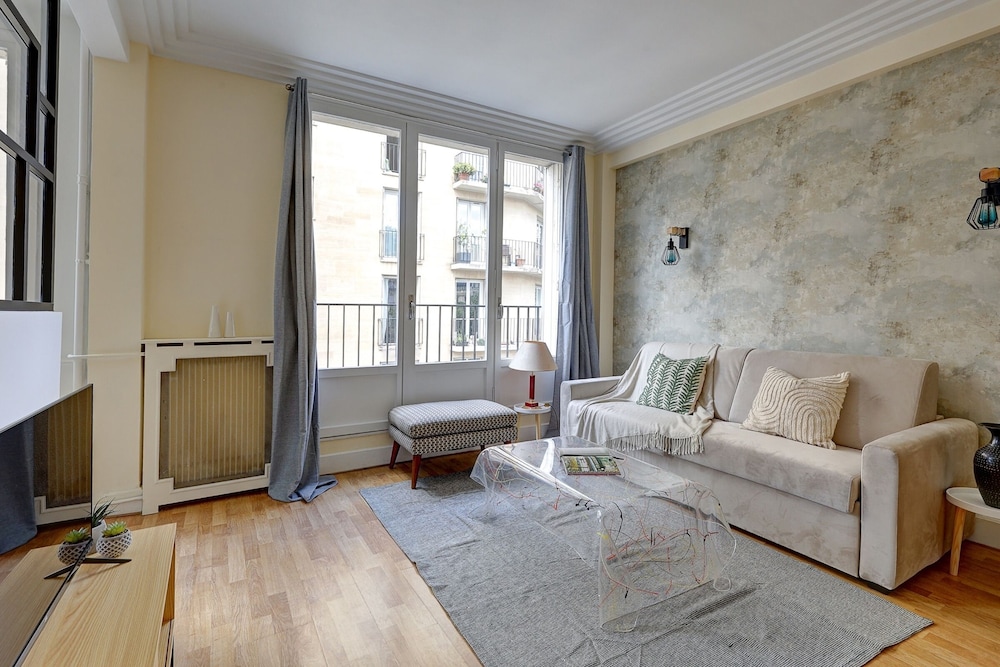 Elegant 1BR Near Eiffel & Champ de Mars — 4-Star Luxury Hotel in Paris, France