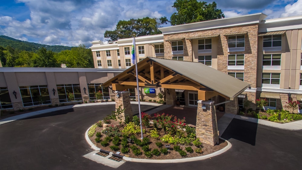 Holiday Inn Express Gatlinburg Downtown by IHG - carbon neutral hotel in Gatlinburg