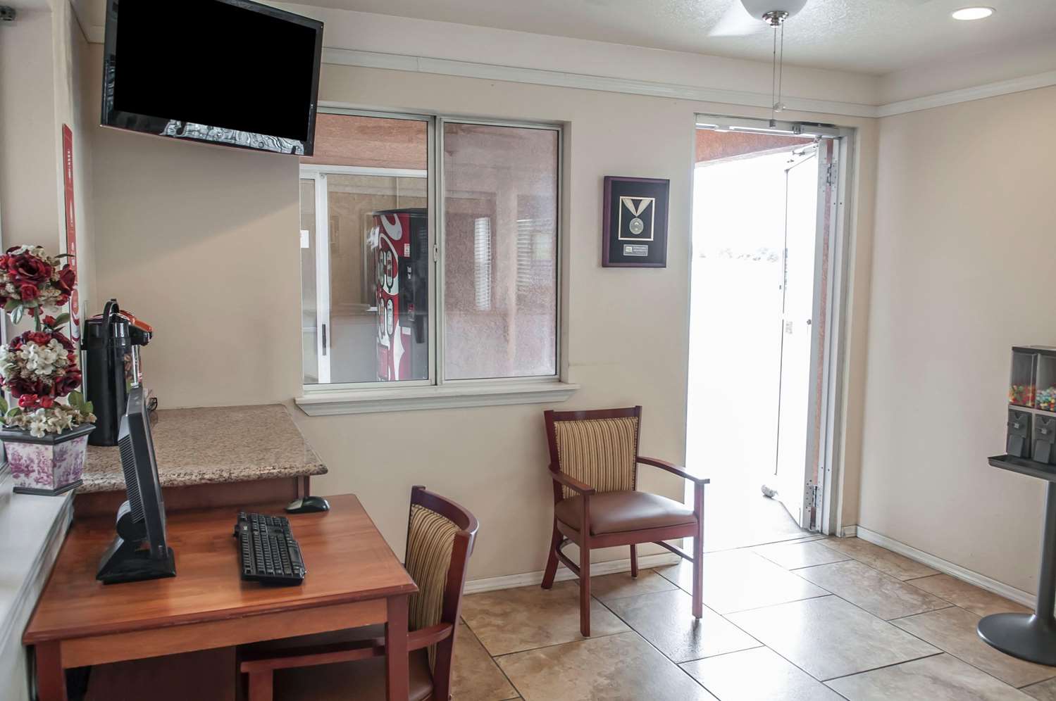 Econo Lodge Midtown - photo 13