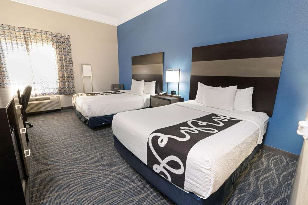 La Quinta Inn & Suites by Wyndham Phoenix I 10 West - photo 32