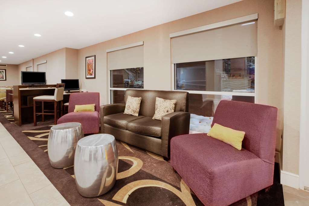 La Quinta Inn & Suites by Wyndham Detroit Utica - photo 10