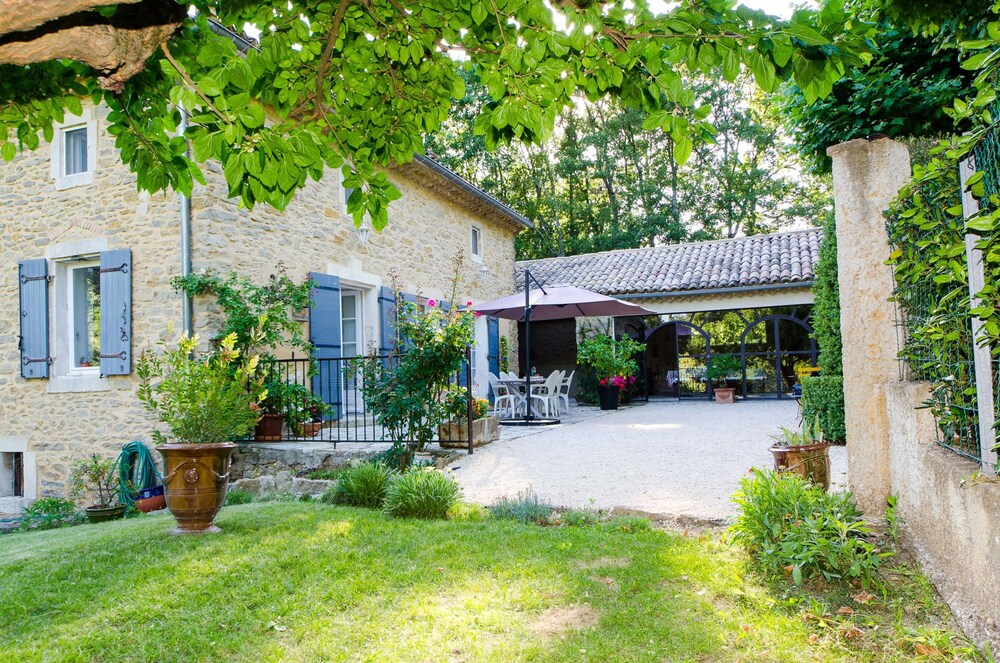 La Jourdane - carbon neutral hotel in Saint-Alexandre
