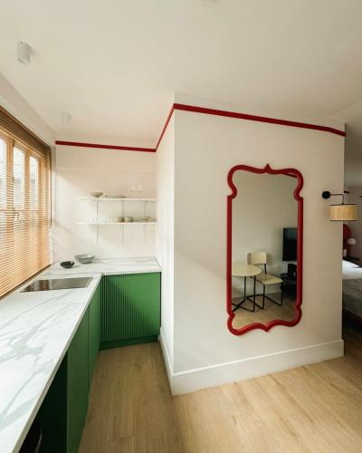 Chic Studio near Fabrika By Wehost