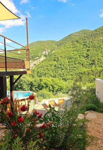 La Castellane Vue Imprenable Sur Le Luberon in Saignon, France