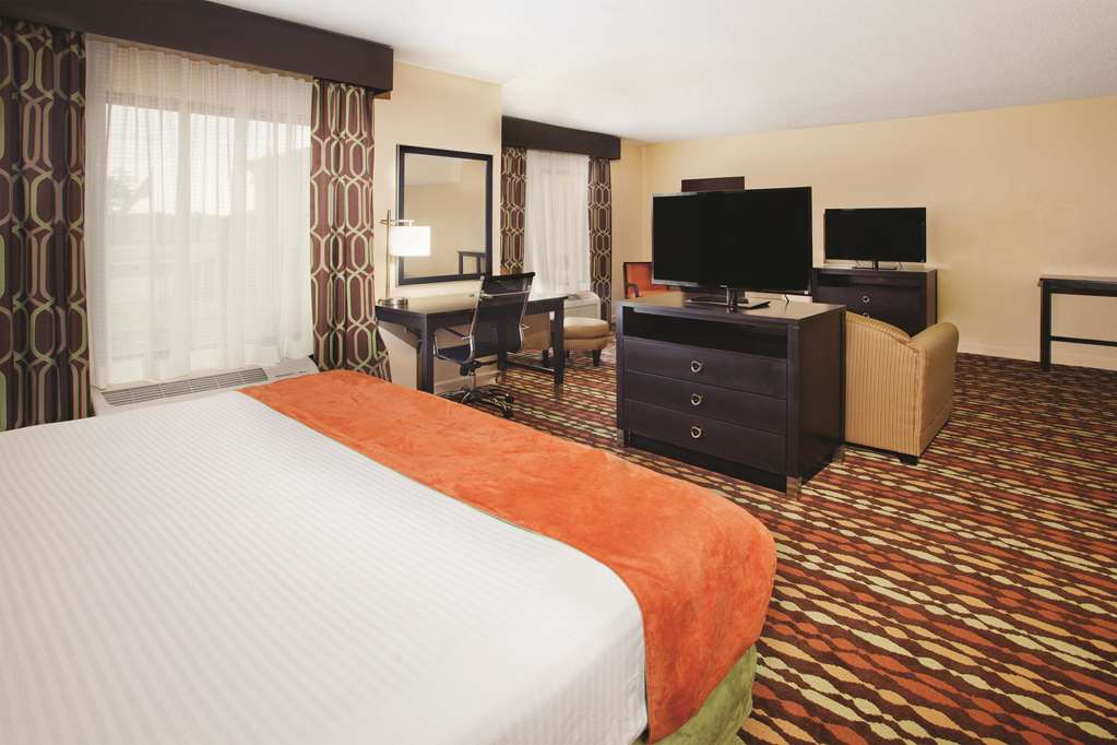 La Quinta Inn & Suites by Wyndham Florence - photo 46