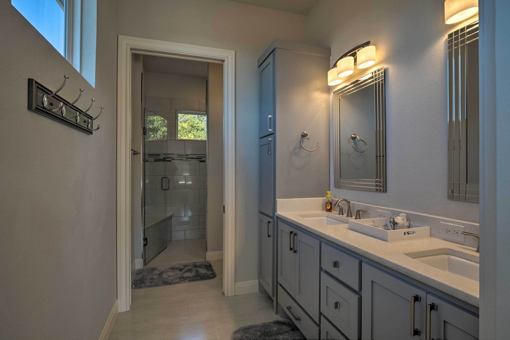 Modern Lake Travis Haven with Resort Amenities - photo 16