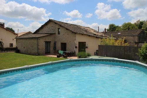 Les Cerisiers Gites — 4-Star Luxury Hotel in Lezay, France