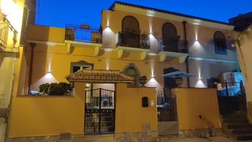 Sa Benedica Luxury House — 4-Star Luxury Hotel in Calatabiano, Italy