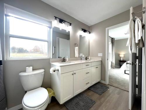 Central Cedar Falls Townhome King Beds — Cedar Falls — photo 3