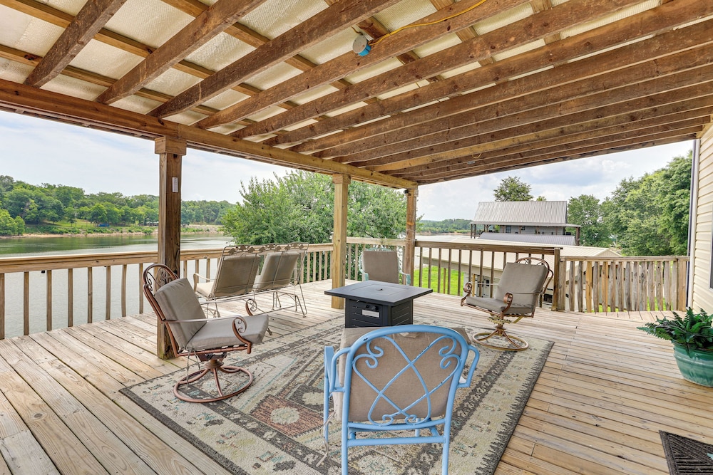 Tennessee River Retreat: Multi level Deck & Views - last minute hotel in Crump