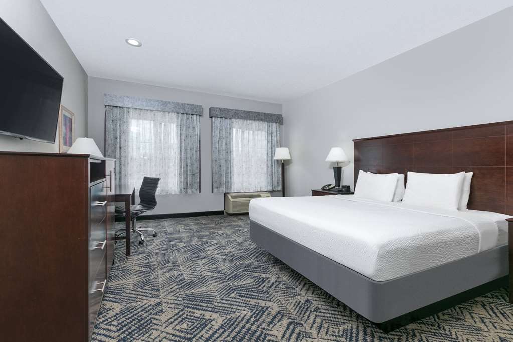 La Quinta Inn & Suites by Wyndham Tulsa Airpt Expo Square - photo 39