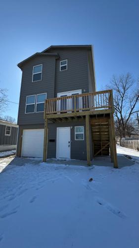 Newly built 3 level home 2 minute drive to UCM — 4-Star Luxury Hotel in Warrensburg, United States