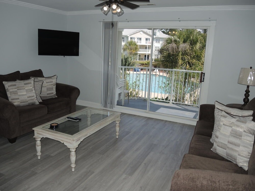 Brunswick Plantation Resort and Golf Condo 307M with Outdoor Pool by RedAwning — hotel in Calabash