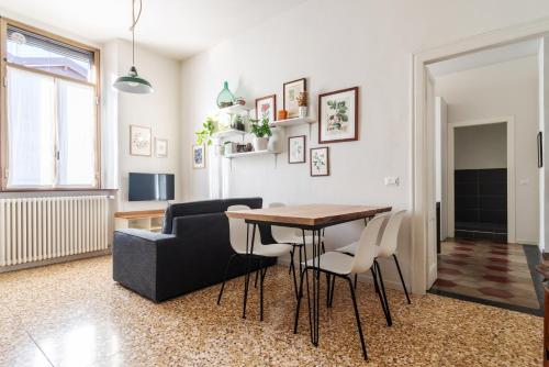 Stile e Comodità Bilocale Milano — 4-Star Luxury Hotel in Milan, Italy
