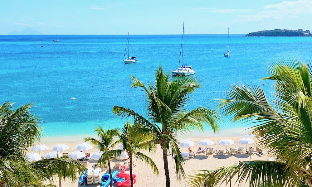 Holland House Beach Hotel - carbon neutral hotel in Philipsburg