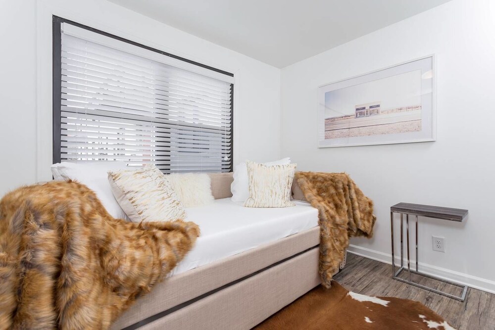 8 Bedrooms Comprised of 4 2BR Suites by Domio - photo 8