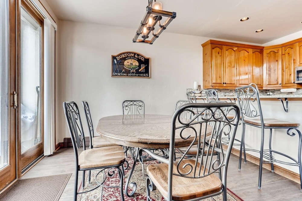 3BR Townhome Walk to Slopes & Kids Ski Free by Redawning - photo 21