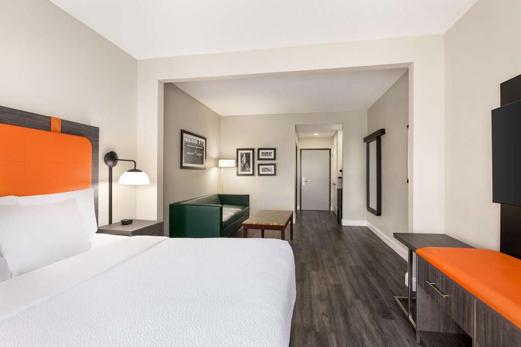 La Quinta Inn & Suites by Wyndham Mt. Laurel Philadelphia - photo 38