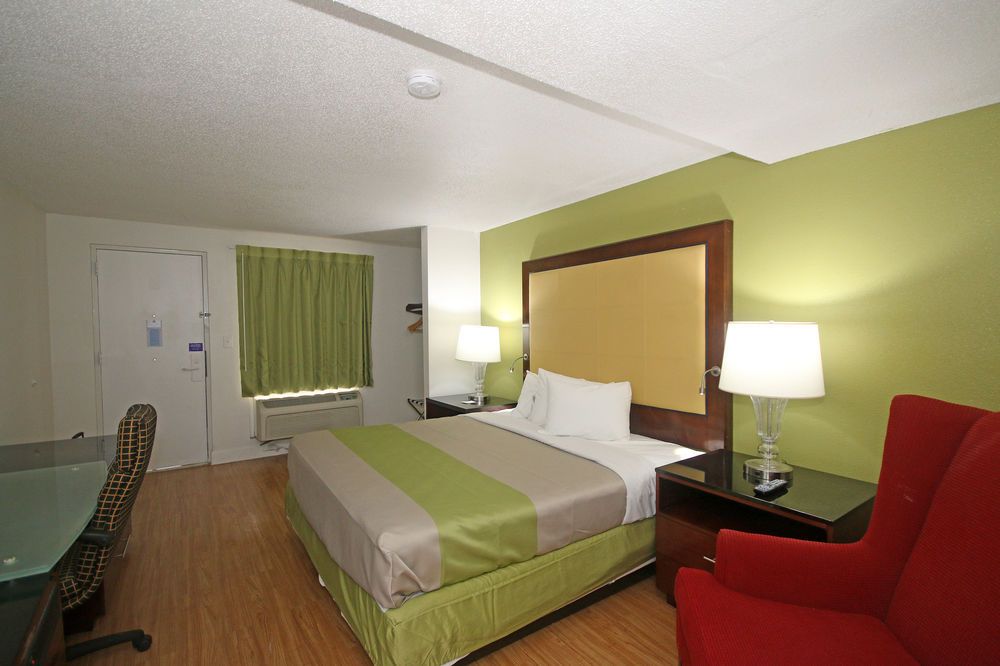 Econo Lodge Airport near Billy Graham Parkway - photo 25