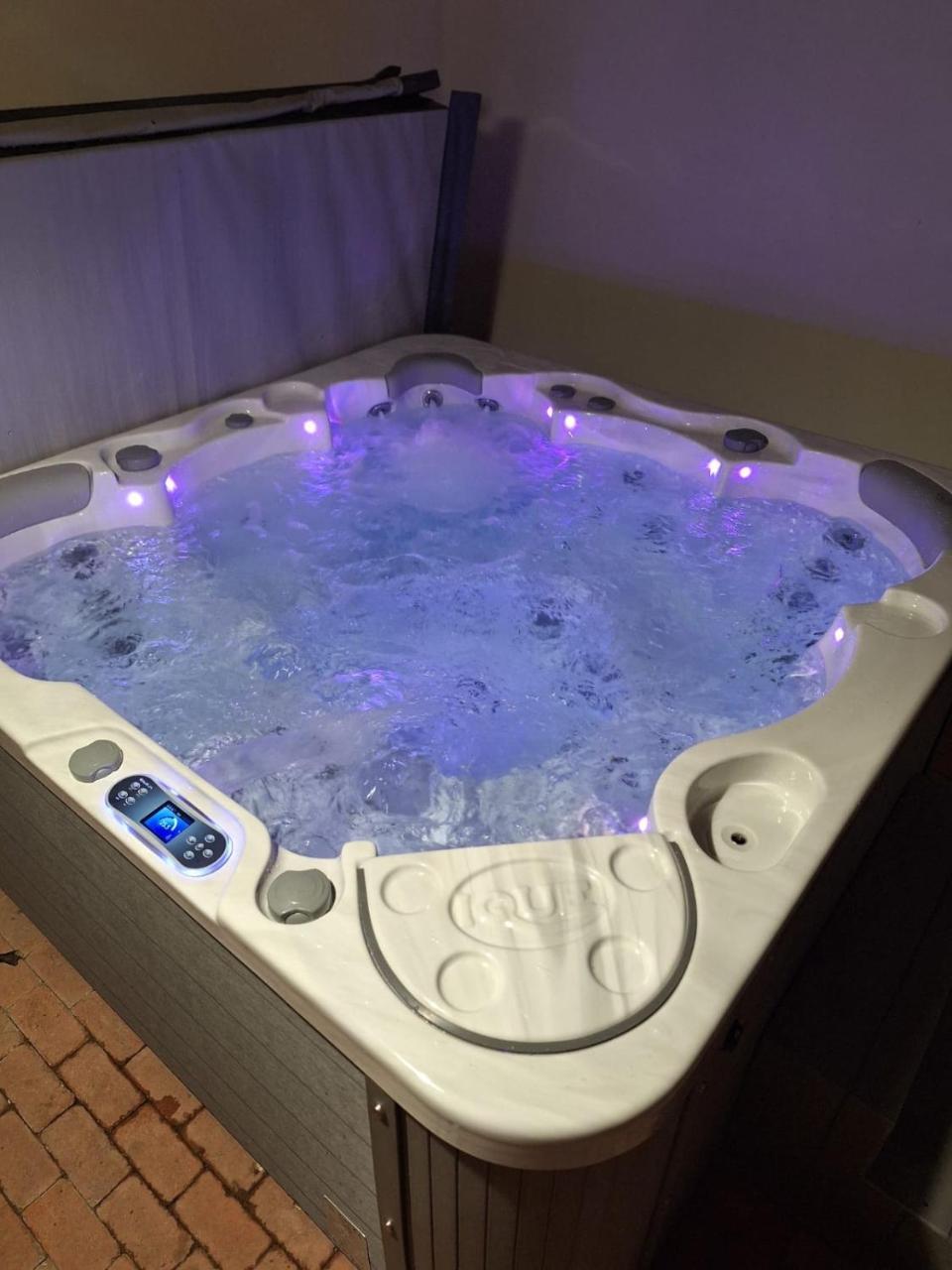 Na Sedmnáctce s vířivkou — 4-Star Luxury Hotel in Dolni Bojanovice, Czech Republic