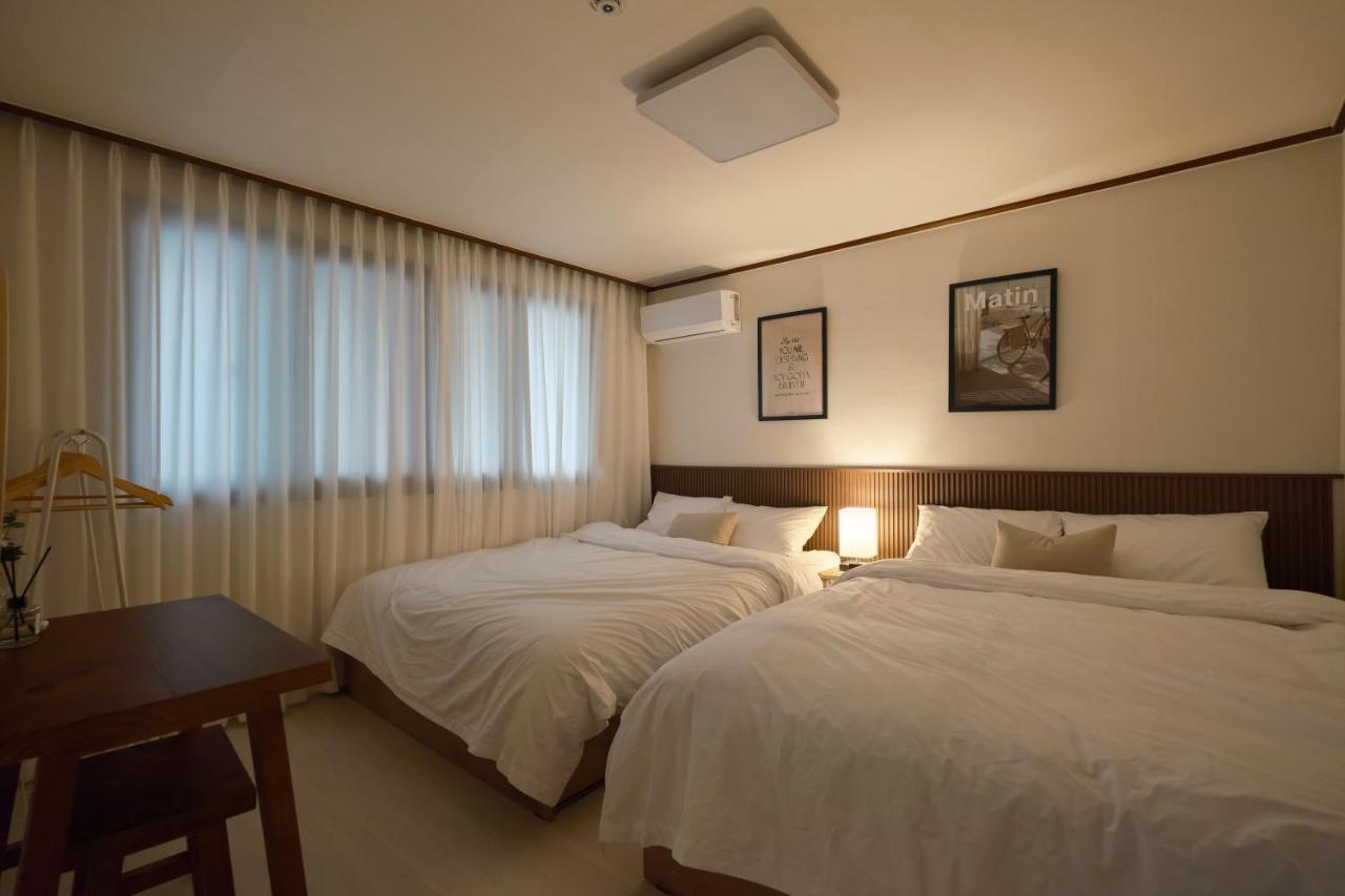 Walking Distance To Sindorim Station 3 Rooms 4 Queen Beds 2 Bathrooms 1 Minute To Yeongdeungpo Station Bus Stop — 4-Star Luxury Hotel in Seoul, South Korea