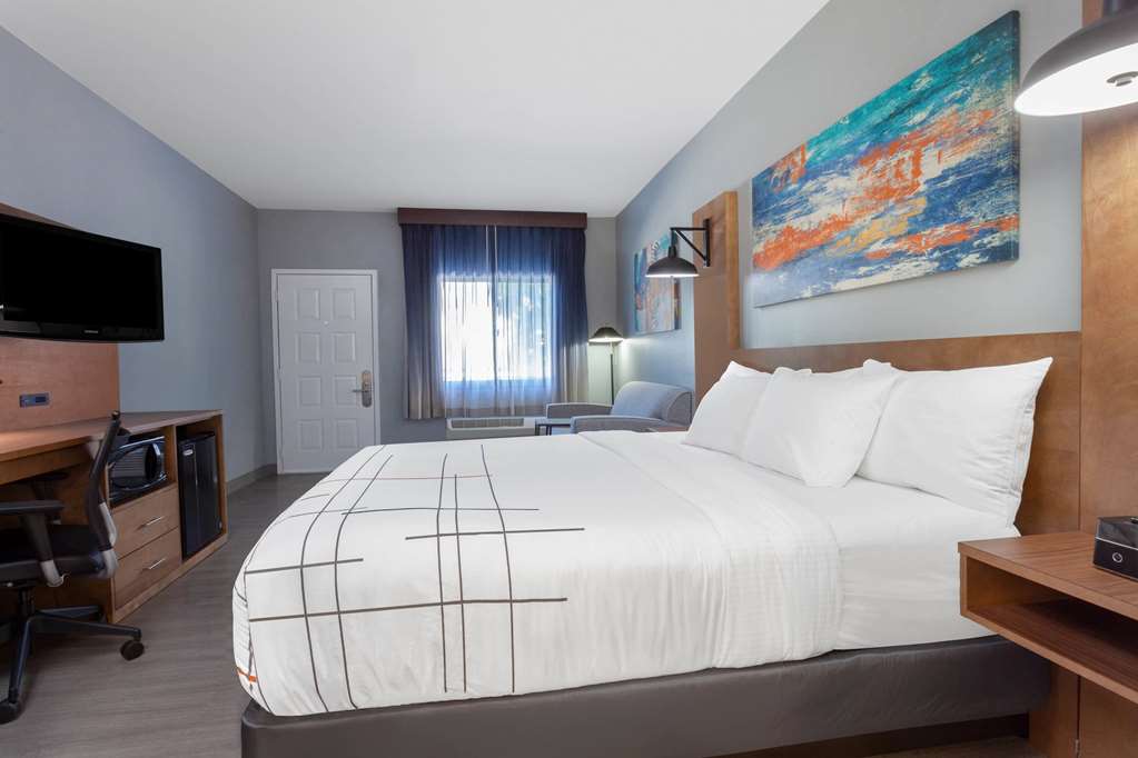 La Quinta Inn & Suites by Wyndham Ft. Myers Sanibel Gateway - photo 28