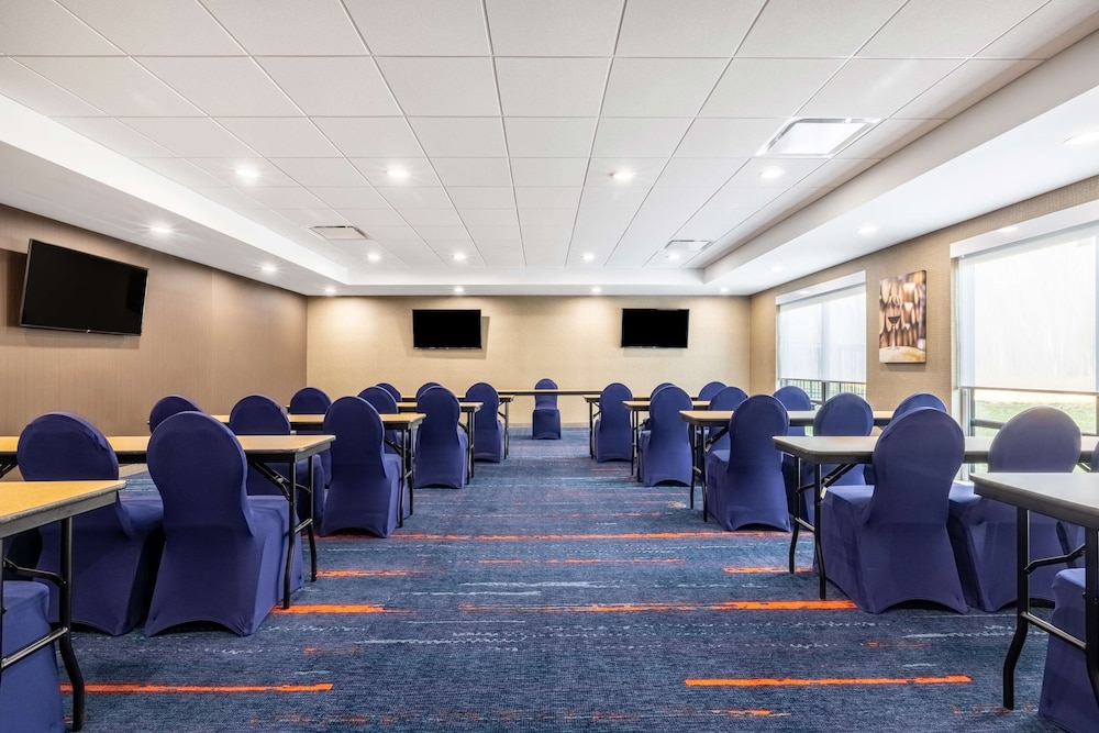 Hampton Inn & Suites Benton Harbor - photo 39