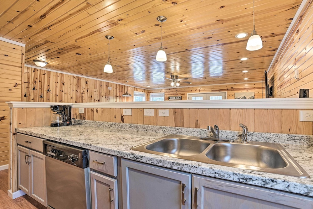 Cozy Elmira Cabin 23 Mi to Boyne Mountain Resort — hotel in Mancelona