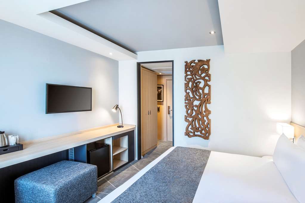 King Bedroom- King Bed, Air Conditioning, Complimentary Wi-Fi and Breakfast