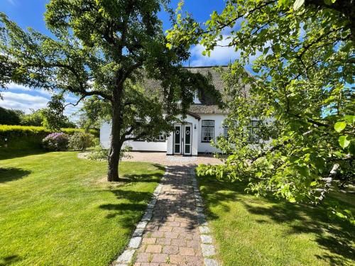Landhaus Tons 4 Tinje — 4-Star Luxury Hotel in Keitum, Germany