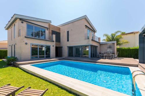 Villa Beachside Retreat by Oliva Nova — 4-Star Luxury Hotel in Oliva, Spain