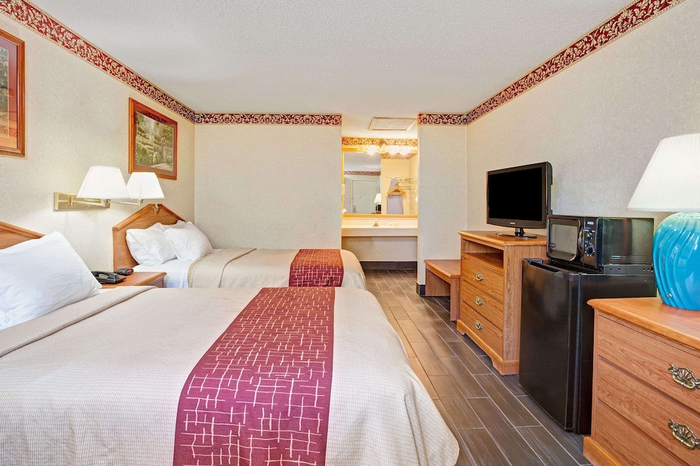 Days Inn & Suites by Wyndham Monroe - photo 10