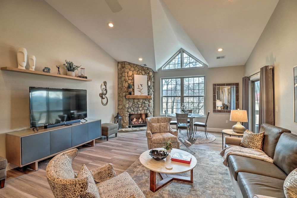 Indoor Pool and Golf Course Views Lake Lure Condo — 4-Star Luxury Hotel in Lake Lure, United States