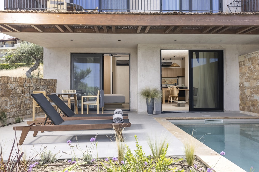 Pnoes Luxury Suites in Kassandreia, Greece