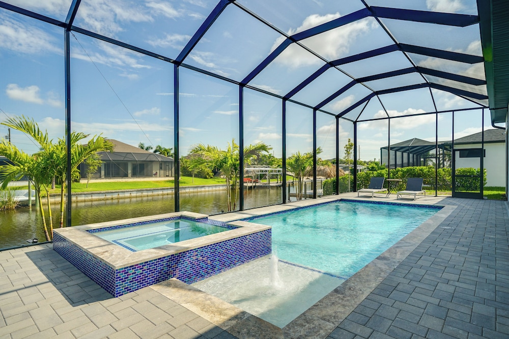 Pool and Outdoor Kitchen Waterfront Cape Coral Home — 4-Star Luxury Hotel in Cape Coral, United States