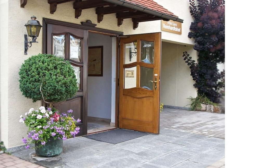 Hotel Reinhardtshof Garni — Wolfschlugen