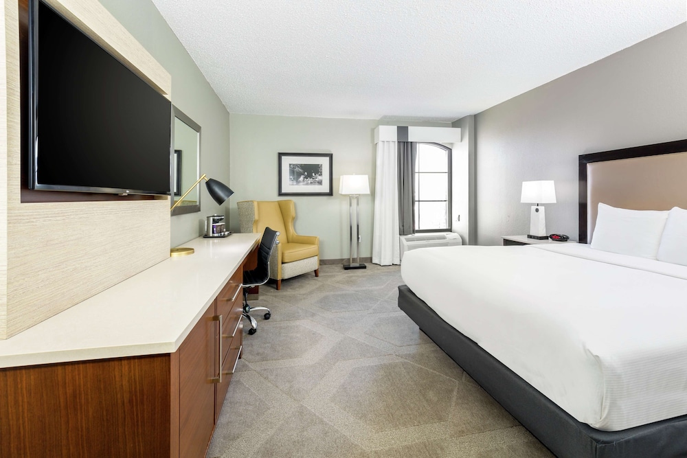 DoubleTree by Hilton Austin University Area - photo 13