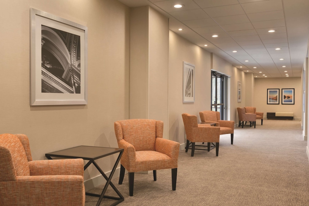 Embassy Suites by Hilton Milwaukee Brookfield - photo 100