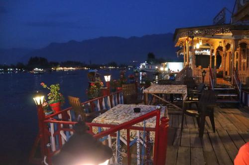 Chicago Group of Houseboats — 4-Star Luxury Hotel in Srinagar, India