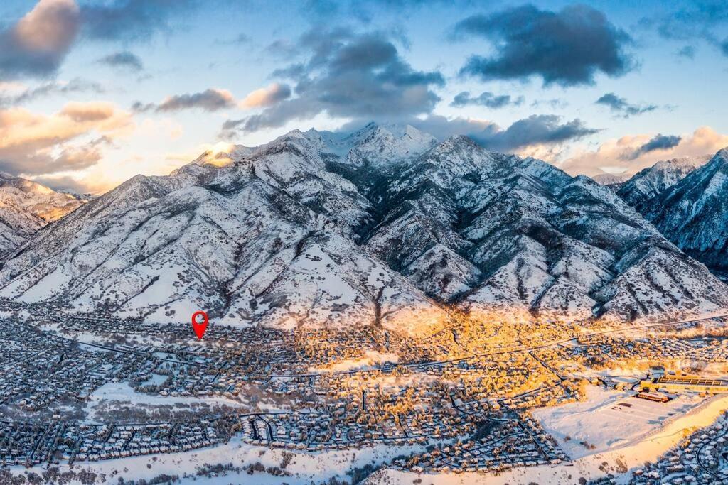 Cottonwood Canyon Basecamp Retreat 5 Bathrooms — hotel in Cottonwood Heights