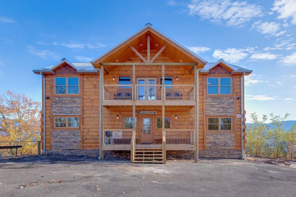 Great Smoky Lodge Seven Bedroom Cabin — 4-Star Luxury Hotel in Gatlinburg, United States