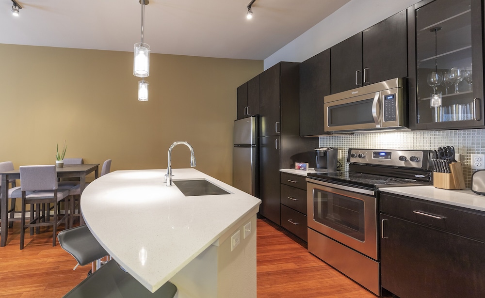 King BED Luxurious MED Center Fully Equipped Condo — 4-Star Luxury Hotel in Houston, United States