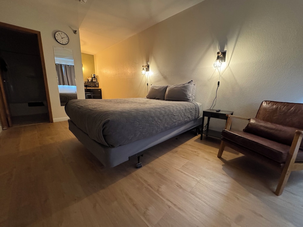 The Pioneer Motel - photo 7