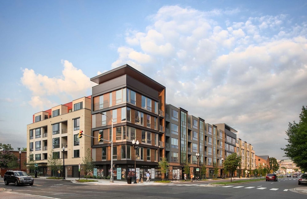 Global Luxury Suites Clarendon Metro — 4-Star Luxury Hotel in Arlington, United States