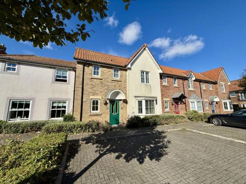 Admirals Cottage Part of the The Bay Filey Holiday Village with pool gym and direct beach access pub restaurant tennis and meadows walks — 4-Star Luxury Hotel in Filey, United Kingdom