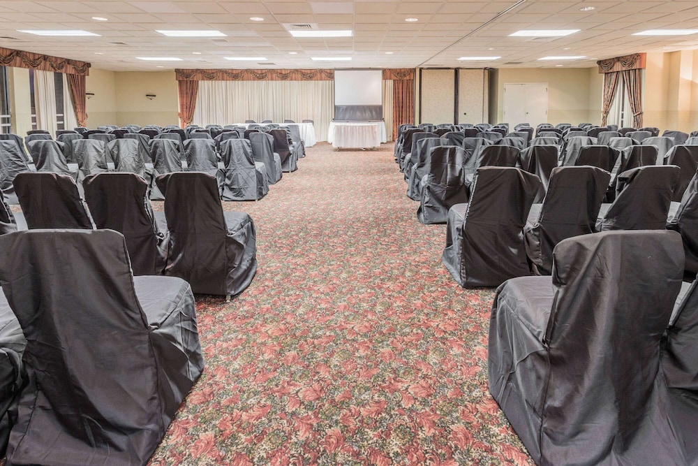 Days Hotel & Conference Center by Wyndham Danville - photo 41